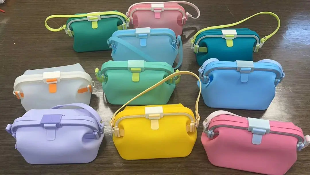 Si apre come un contenitore. Si porta come una borsa.